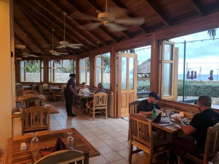 Blue Mahoe Lounge Bar & Restaurant at the Cliff Hotel